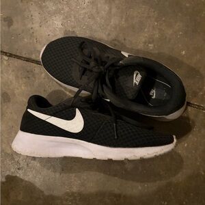 Nike black tennis shoes